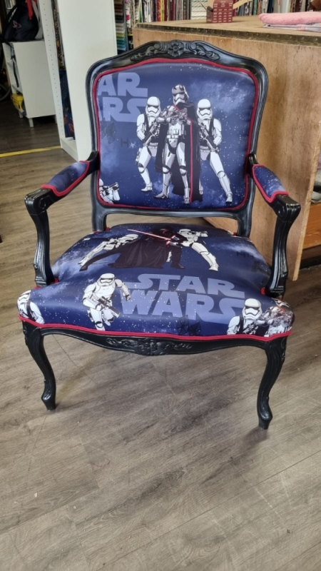 fauteuil avec tissu Star Wars, restauration en cours,  Le Couturier du Mobilier